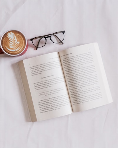 photo 1544716278 ca5e3f4abd8c