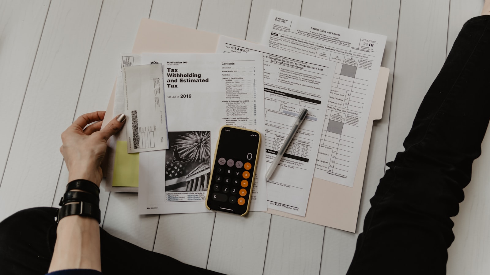 Quản Lý Rủi Ro Forex: Cách Tính Lot Size &Amp; Margin Chuẩn 4 Máy Tính Và Biểu Đồ Trên Bàn Làm Việc, Minh Họa Việc Tính Toán Lot Size Dựa Trên Phần Trăm Rủi Ro Tài Khoản