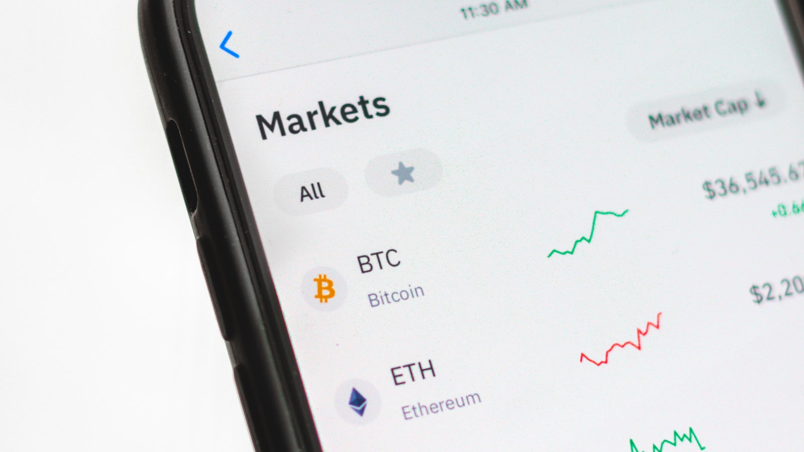 Thuế Và Pháp Lý Cho Trader Việt Nam: Hướng Dẫn Toàn Diện 2026 4 Đồng Tiền Mã Hóa Vật Lý Đặt Cạnh Biểu Đồ Tăng Trưởng, Minh Họa Khung Pháp Lý Và Thuế Tài Sản Số Mới Tại Việt Nam Năm 2026