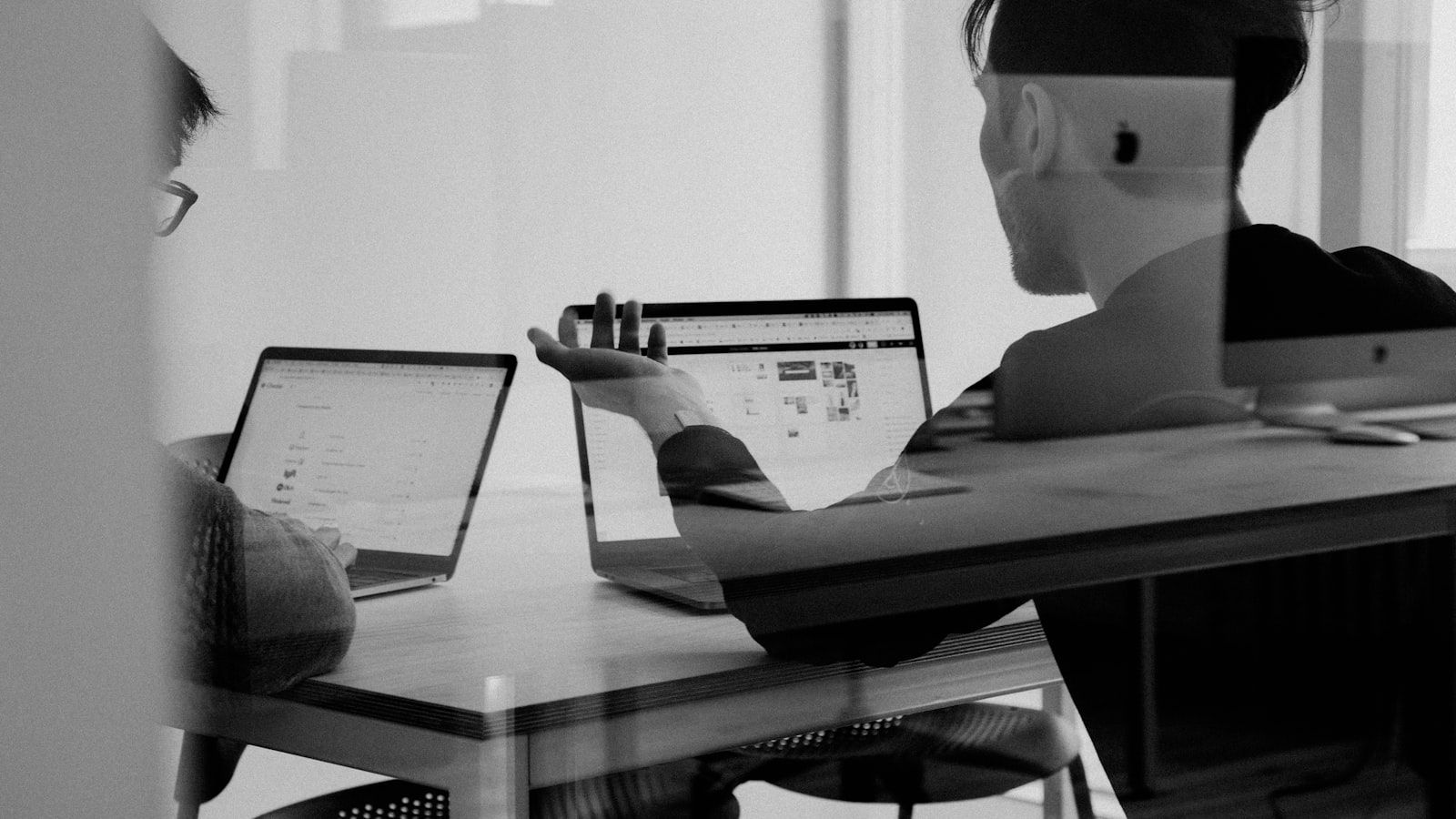 Vip Program Backcom Là Gì? Ưu Đãi Cho Trader Khối Lượng Lớn 5 Nhân Viên Tư Vấn Hỗ Trợ Khách Hàng Qua Điện Thoại Tại Văn Phòng, Minh Họa Dịch Vụ Hỗ Trợ Riêng Dành Cho Khách Hàng Vip Trong Chương Trình Backcom
