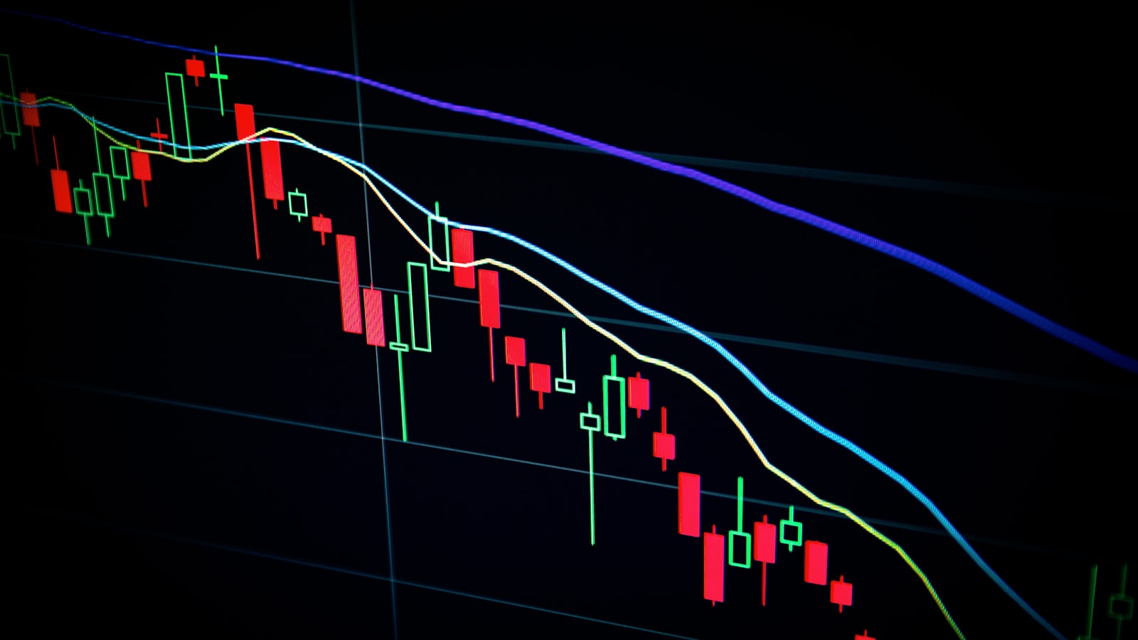 So Sánh Thuế Crypto Việt Nam Vs Đông Nam Á 2026 7 Bàn Tay Cầm Điện Thoại Hiển Thị Ứng Dụng Giao Dịch Tài Chính, Minh Họa Rủi Ro Pháp Lý Khi Giao Dịch Crypto Và Forex Xuyên Biên Giới