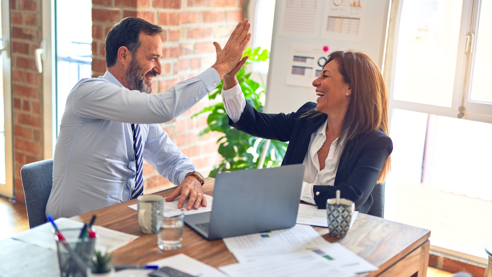 Đồng Xu Vàng Xếp Cạnh Biểu Đồ Tăng Trưởng, Minh Họa Khoản Hoàn Phí Rebate Mà Trader Nhận Lại Theo Khối Lượng Giao Dịch