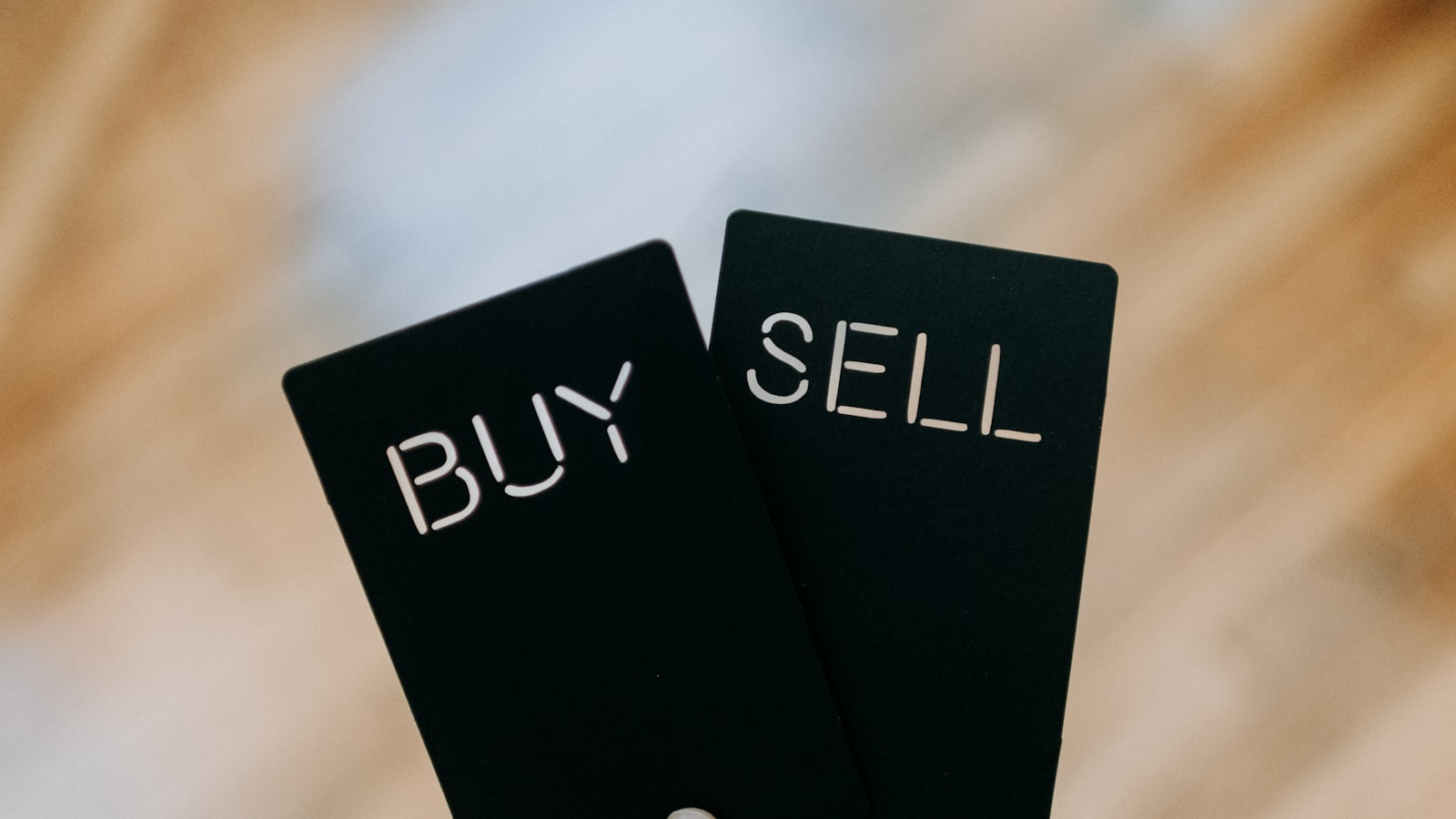 Vip Program Backcom Là Gì? Ưu Đãi Cho Trader Khối Lượng Lớn 6 Trader Ngồi Trước Nhiều Màn Hình Theo Dõi Biểu Đồ Và Sổ Ghi Chép Quản Lý Vốn, Minh Họa Cách Tăng Khối Lượng Giao Dịch Một Cách Có Kiểm Soát Rủi Ro